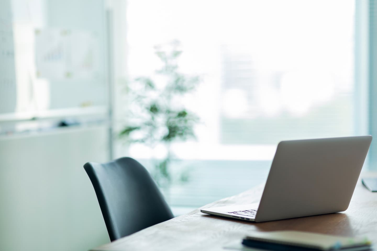 オフィスの席とパソコンの画像