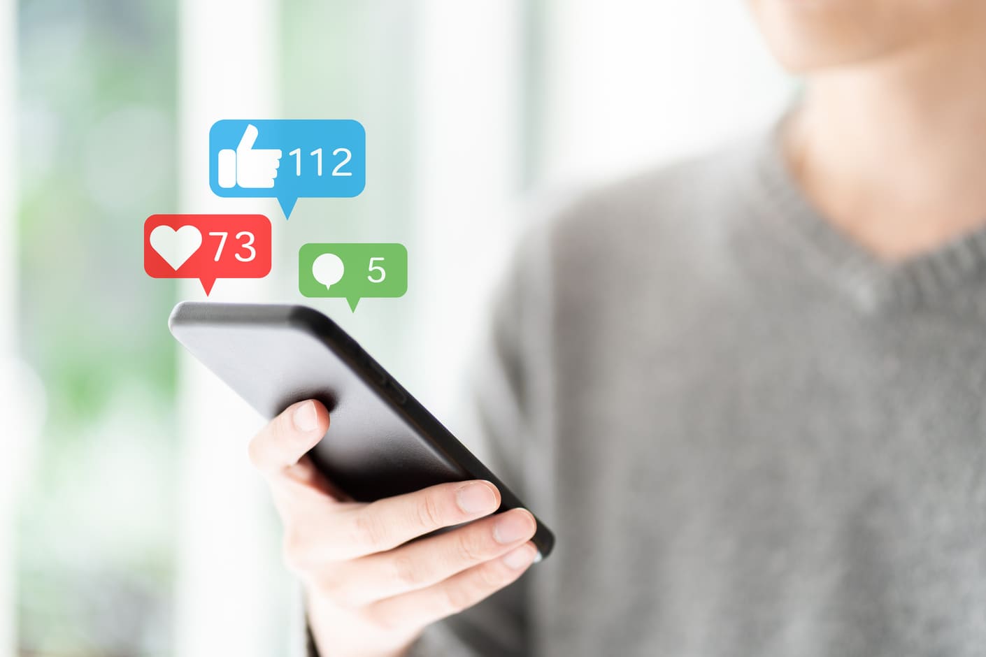 男性がスマホでSNSをやっている画像